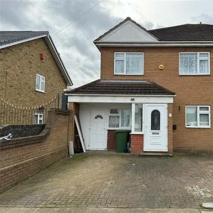 Rent this 4 bed duplex on Marlborough Road in London, RM7 8BW