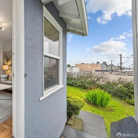 Image 2 - 579 Lakeview Avenue, San Francisco, CA 94112, USA - House for sale