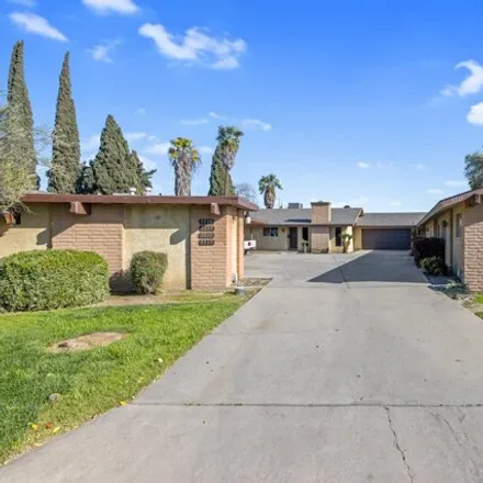 Buy this 9 bed house on 3557 West Colonial Avenue in Visalia, CA 93277