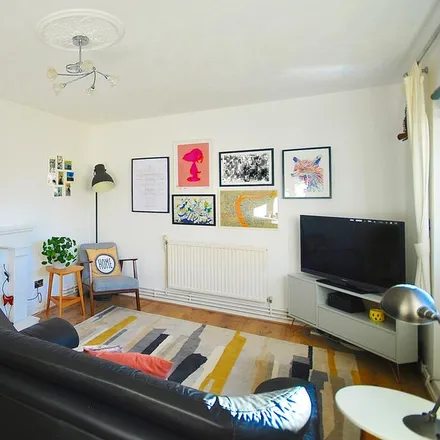 Image 2 - Thorne Close, London, E16 1NS, United Kingdom - Apartment for rent