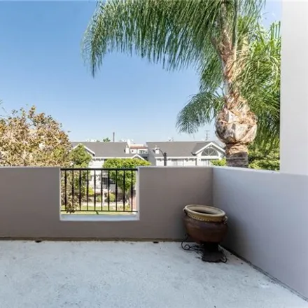 Image 6 - 10638 Woodbridge Street, Los Angeles, CA 91602, USA - Condo for rent