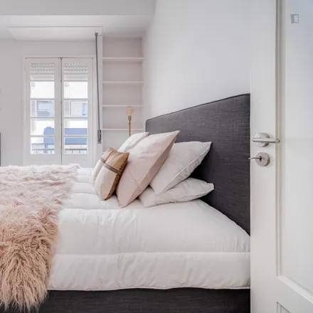 Rent this 3 bed apartment on Rua das Carvalheiras in 4000-159 Porto, Portugal