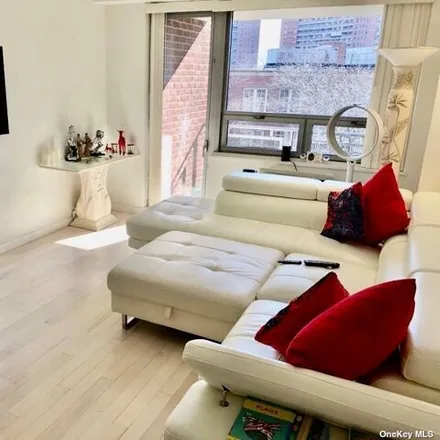 Image 6 - 61-25 97th Street, New York, NY 11374, USA - Apartment for sale