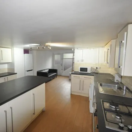 Rent this 5 bed townhouse on Claremont View in Leeds, LS3 1AT