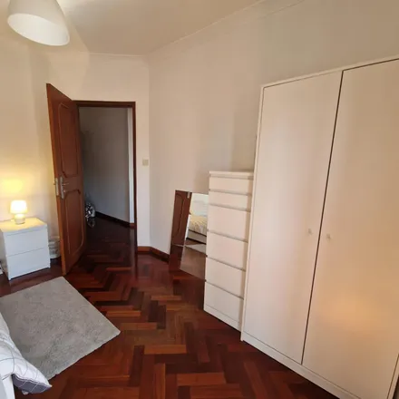 Rent this 5 bed room on Rua do Amparo 223 in 4350-086 Porto, Portugal