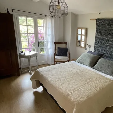 Rent this 3 bed house on Île-de-France in Chemin de la Carraire, 83220 Le Pradet