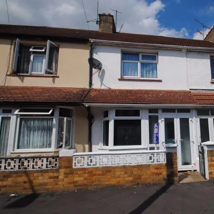 Rent this 3 bed townhouse on Inverness Avenue in Fairfax Drive, Leigh on Sea