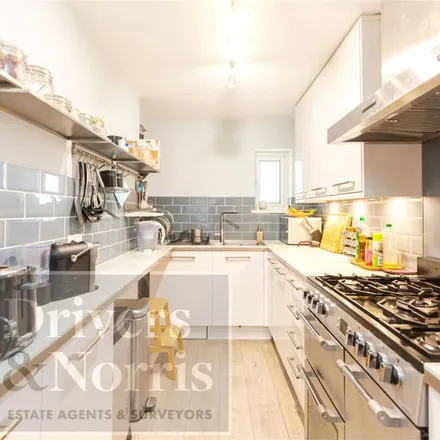 Rent this 4 bed apartment on Lindisfarne Road in London, RM8 2QX
