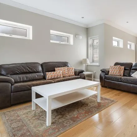 Image 1 - Ashley Avenue, London, IG6 2JF, United Kingdom - Duplex for rent