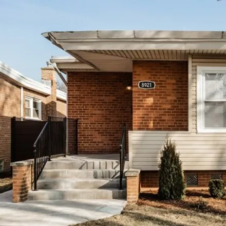 Image 1 - 8921 South Phillips Avenue, Chicago, IL 60617, USA - House for sale