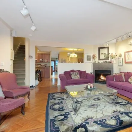 Image 9 - 70 74th Street, New York, NY 11209, USA - House for sale