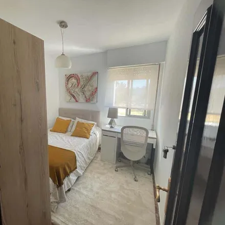 Rent this 4 bed room on Colegio de Educación Infantil y Primaria Alhucemas in Calle Arlanzón, 29011 Málaga
