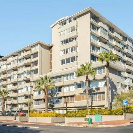 Rent this 3 bed apartment on Metropolitan Golf Course in Bay Road, Mouille Point