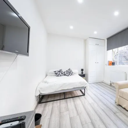 Image 2 - 22 Brook Mews North, London, W2 3BW, United Kingdom - Apartment for rent