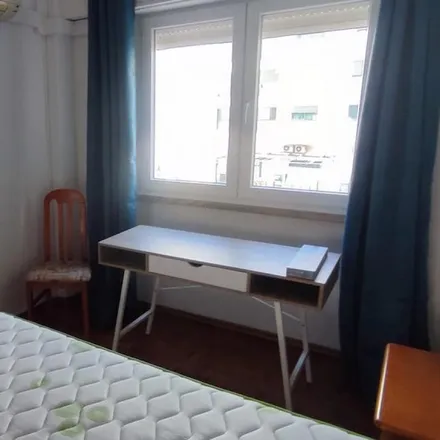 Rent this 4 bed room on Rua dos Bombeiros Voluntários / Alameda Infante Dom Henrique in Rua dos Bombeiros Voluntários, 2675-430 Odivelas