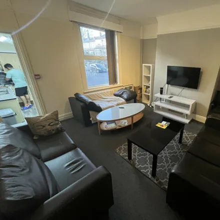 Rent this 6 bed townhouse on Broomfield Place in Leeds, LS6 3DG