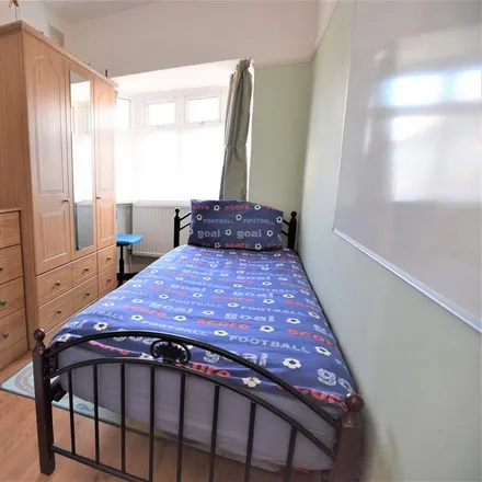 Image 9 - Fowey Avenue, London, IG4 5JT, United Kingdom - Duplex for rent