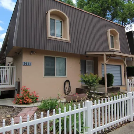 Rent this 2 bed townhouse on 1411 Willis Street in Redding, CA 96001