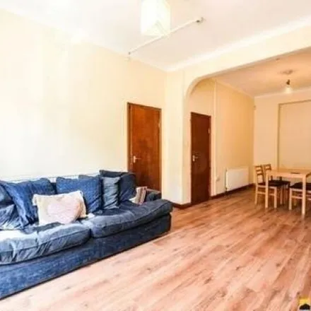 Image 7 - Romilly Road, London, N4 2QZ, United Kingdom - Townhouse for rent