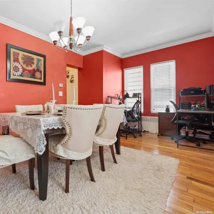 Image 6 - 93-28 74th Place, New York, NY 11421, USA - House for sale