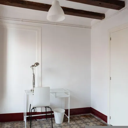Rent this 5 bed room on Carrer de les Heures in 10-4, 08002 Barcelona