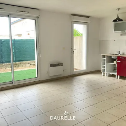 Rent this 3 bed apartment on 212 Route d'Avignon in 13160 Châteaurenard, France