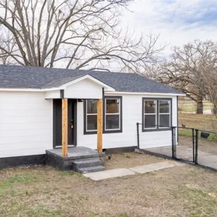 Buy this 3 bed house on 917 D Street Southeast in Ardmore, OK 73401