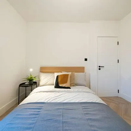 Image 5 - La Moka, 179 Battersea High Street, London, SW11 3JS, United Kingdom - Apartment for rent