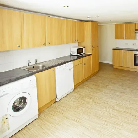 Rent this 6 bed townhouse on Bainbrigge Road in Leeds, LS6 3AD