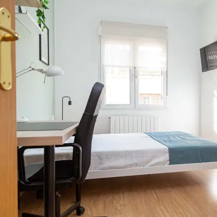 Rent this 4 bed room on Calle de José García Sánchez in 3, 50005 Zaragoza