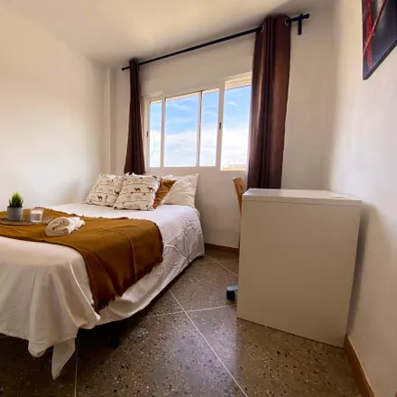 Rent this 4 bed room on Carrer del Doctor Manuel Candela in 35, 46022 Valencia