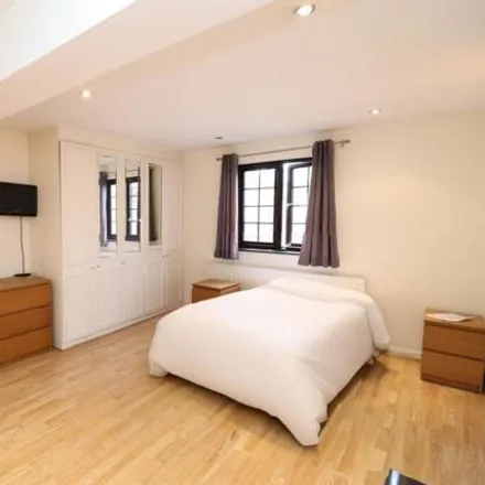 Rent this studio house on Limehouse Link in Ratcliffe, London