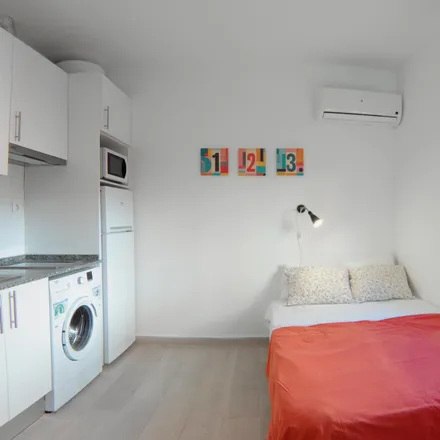 Image 8 - Calle de Rodrigo Uhagón, 28026 Madrid, Spain - Apartment for rent