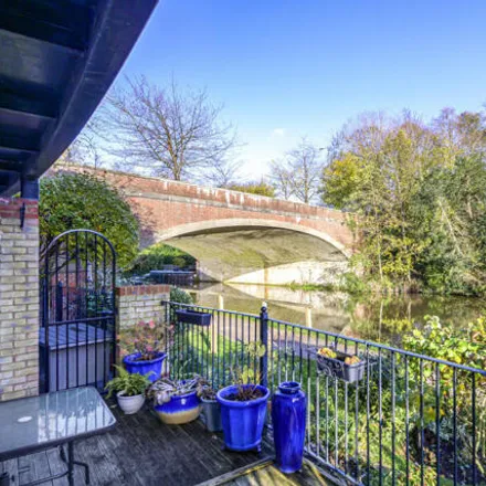 Image 5 - Wey Navigation Towpath, Runnymede, KT13 8XX, United Kingdom - Townhouse for sale