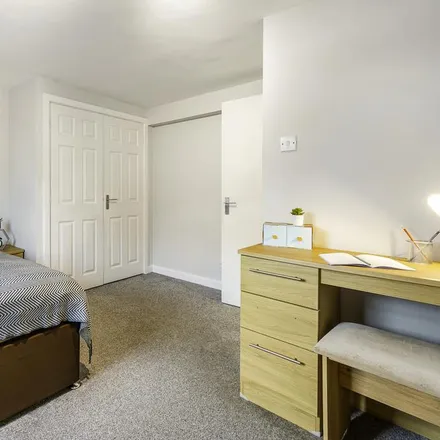 Image 6 - Wood Hill Crescent, Leeds, LS16 7BX, United Kingdom - Apartment for rent