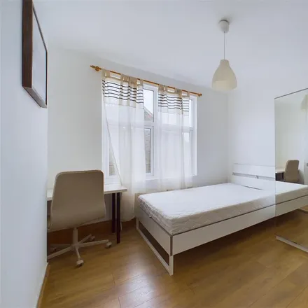 Rent this 5 bed room on 33 Washington Avenue in London, E12 5JA