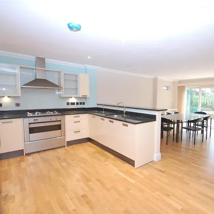 Rent this 4 bed townhouse on Holly Park in London, N3 3JB
