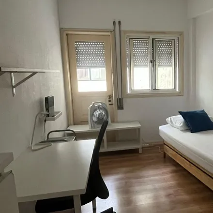 Rent this 3 bed room on Rua 9 de Julho in 4050-503 Porto, Portugal