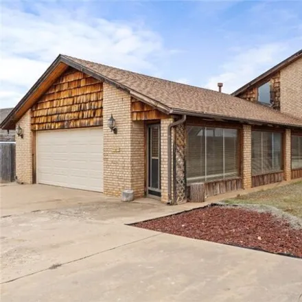 Buy this 3 bed house on 979 Sherwood Road in Clinton, OK 73601