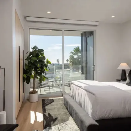 Image 3 - Centinela & Santa Monica, South Centinela Avenue, Los Angeles, CA 90404, USA - Apartment for rent