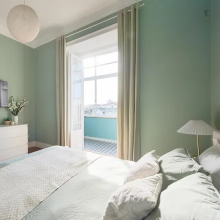 Rent this 7 bed room on Quinta das Águias in Calçada da Boa Hora, 1300-095 Lisbon