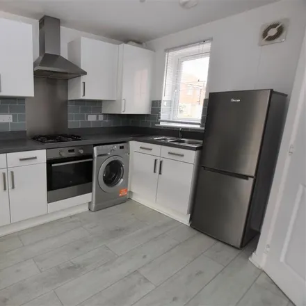 Image 2 - Brockwell Park, Hull, HU7 3FH, United Kingdom - House for rent