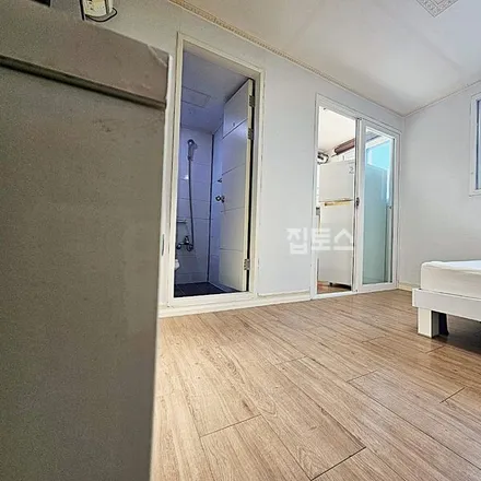 Rent this studio apartment on 부산광역시 수영구 광안동 101-21
