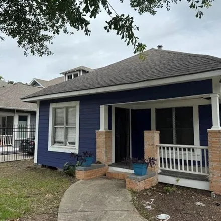 Buy this 2 bed house on 561 West 8th Street in Houston, TX 77007