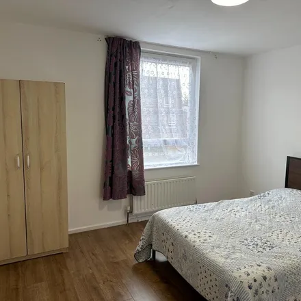 Rent this 1 bed room on College Park Close in London, SE13 5EZ