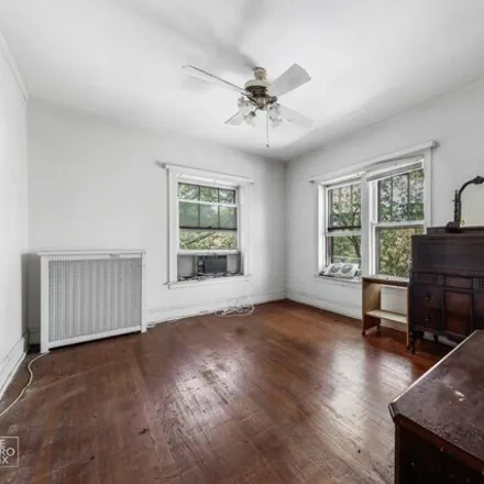 Image 4 - 2229 East 70th Place, Chicago, IL 60649, USA - House for sale