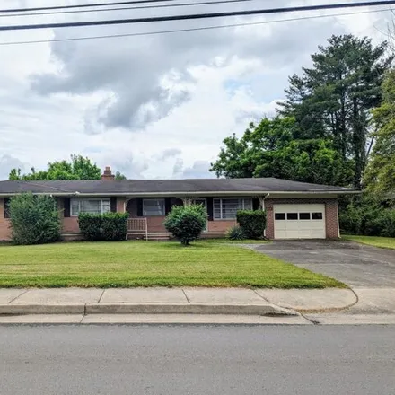 Buy this 3 bed house on 904 North Main Street in Barbourville, KY 40906
