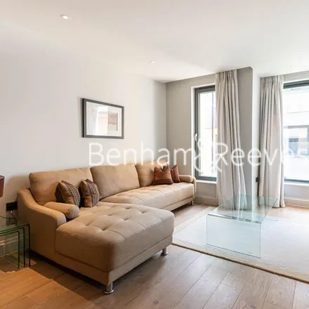 Rent this 2 bed apartment on Co-op Food in 39-43 Grays Inn Road, London