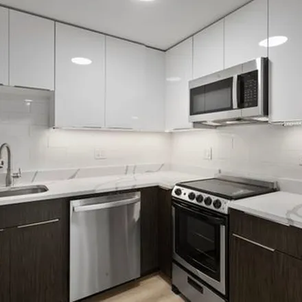 Rent this 2 bed apartment on 6029 North Winthrop Avenue in Chicago, IL 60660