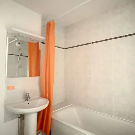 Rent this 5 bed apartment on 55 Rue Henri Barbusse in 94450 Limeil-Brévannes, France